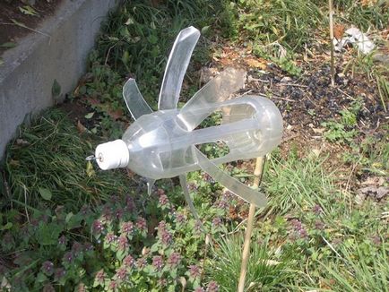 Weathervane cu mâinile de la o sticlă de plastic - avionul cu vane de vreme