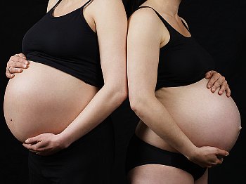 Forma abdomenului în timpul sarcinii de către un băiat și o fată