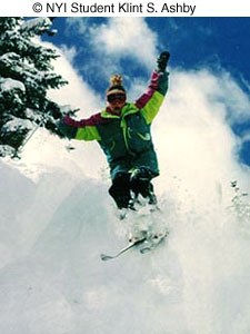 Fotografie de oameni pe schiuri și snowboarding