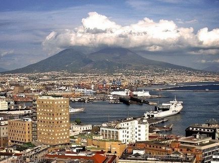 Principala atracție a orașului Napoli - vulcan vesuvius - o revizuire a Italiei