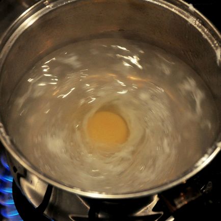Főzni buggyantott tojást otthon főzési módokat receptek, és lépésről lépésre fotók és videók