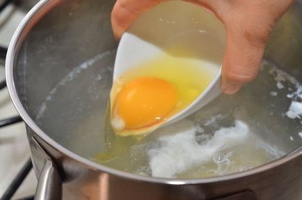 Hogyan kell főzni egy buggyantott tojás - azaz buggyantott tojást és hogyan kell főzni