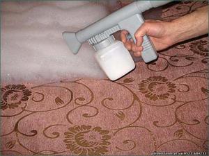 Cum și ce să curățați covorul la căile de gătit populare pentru curățarea petelor și băuturilor răcoritoare,