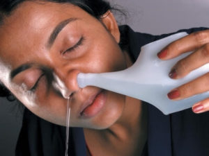 Cum și ce să spălați nasul cu o răceală în casă