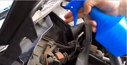 Cum să curățați în mod corespunzător aparatul de aer condiționat din mașină