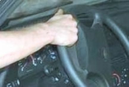 Hogyan vérzik a szervokormány-rendszer a Chevrolet Niva - autó javítás saját kezűleg (szervokormány) Hogyan vérzik a szervokormány-rendszer a Chevrolet Niva - autó javítás saját kezűleg,