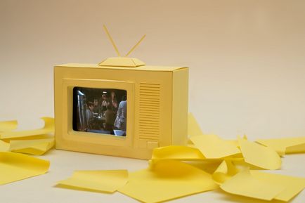 Hogyan készítsünk egy TV papírból saját kezűleg