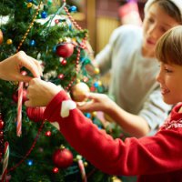 Hogyan díszíteni a karácsonyfát, amely hasznos tippeket a gyermek