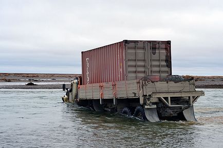 Як витягують потонули вантажівки - новини в фотографіях