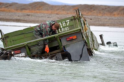 Hogyan húzza ki elsüllyedt teherautók - hírek képekben