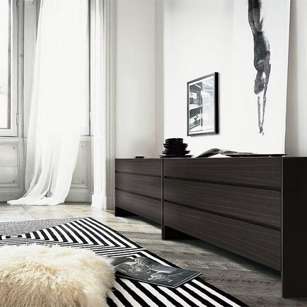 Pieptul de dormitor fotografie de unghiulare și înguste, masă albă și dulap pentru lucruri, lung în pepinieră, pat și