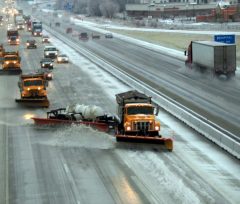 Computerra avansează colțul colțar al cămășii unui bărbat