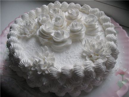 Крем для прикраси торта добре тримає форму при правильній рецептурою