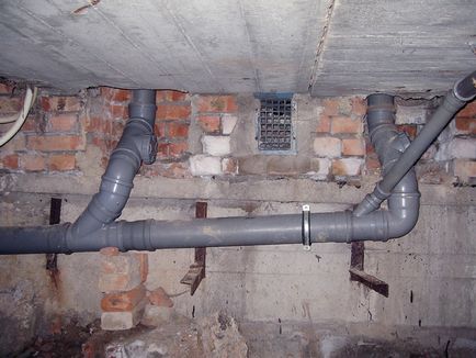 Montarea conductelor de canalizare pe perete cu cleme