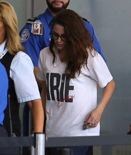 Kristen Stewart a apărut pentru prima oară în fața camerelor de luat vederi după infidelitate lui Robert Pattinson, știrea femeilor