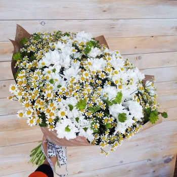 Cumpărați crizanteme proaspete cu livrare la sfaturi pentru Perm pentru îngrijirea buchetului