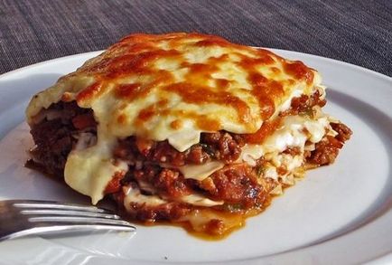 Lasagna în cuptorul cu microunde, ca jumătate de pas, făcut din carne tocată