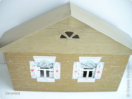 Un model al cabanei realizat din hârtie cu mâinile proprii