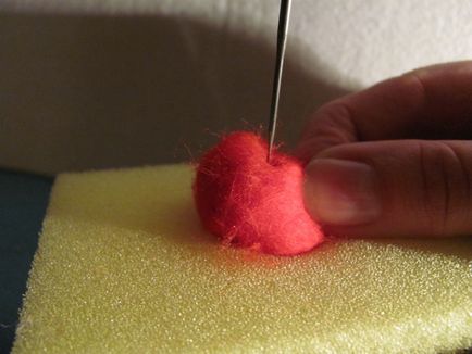 Clasa de masterat îmbinând o minge de lână (felting uscat) - o tehnică a hobby-ului creativității