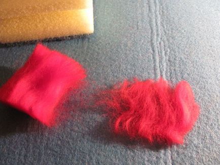 Clasa de masterat îmbinând o minge de lână (felting uscat) - o tehnică a hobby-ului creativității