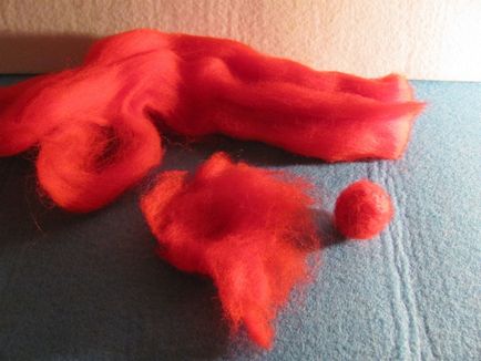 Clasa de masterat îmbinând o minge de lână (felting uscat) - o tehnică a hobby-ului creativității