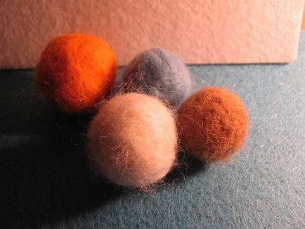 Clasa de masterat îmbinând o minge de lână (felting uscat) - o tehnică a hobby-ului creativității