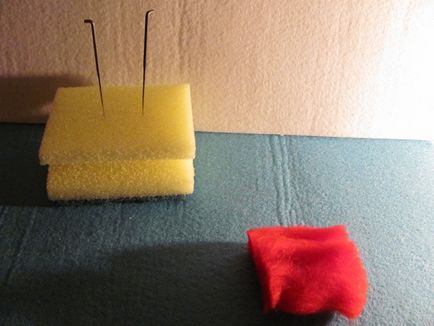 Clasa de masterat îmbinând o minge de lână (felting uscat) - o tehnică a hobby-ului creativității