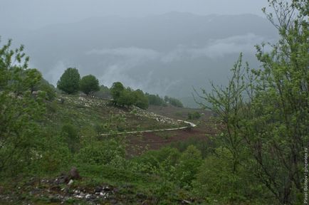 Pe o bicicletă spre cheiul Kodori și spre lacul amtkel