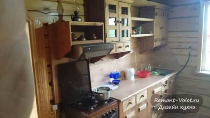 Недорога кухня з масиву сосни в заміському будинку в стилі кантрі (10 фото)