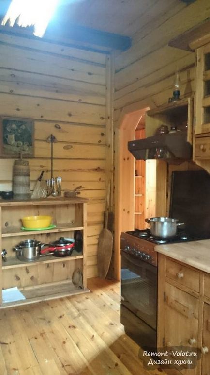 Недорога кухня з масиву сосни в заміському будинку в стилі кантрі (10 фото)
