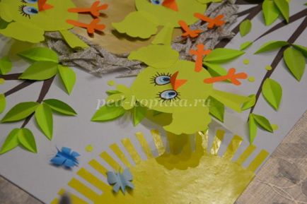 Aplicarea volumetrică cu mâinile tale de pe hârtie colorată pentru elevii juniori pe tema primăverii