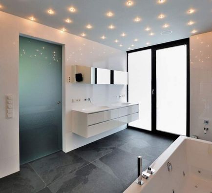Világítás a fürdőszobában válogatott szakaszon mennyezeti lámpák, fotó változatai a helyét