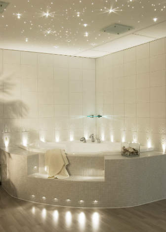 Iluminarea în baie cu o selecție de tavane întinse de corpuri de iluminat, opțiuni foto pentru locația lor