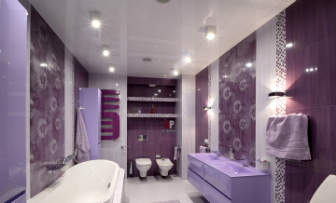 Iluminarea în baie cu o selecție de tavane întinse de corpuri de iluminat, opțiuni foto pentru locația lor