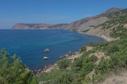 Mers pe jos de-a lungul vara Crimeea, aproape de mare