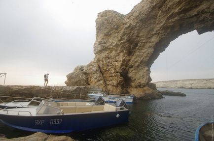 Mers pe jos de-a lungul vara Crimeea, aproape de mare