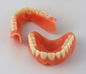 Пластмасові зубні протези види, ціна, фото