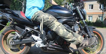 Pași sau odihna picioarelor pentru o motocicletă