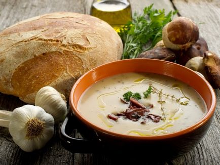 Chowder într-un vas rustic uitat vechi sau modern