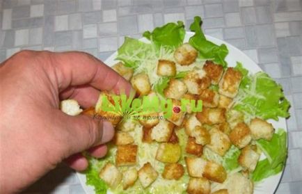 O reteta simpla clasica pentru salata de Caesar cu carne de pui si crutoane la domiciliu
