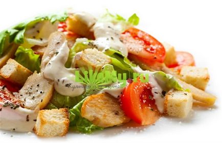 O reteta simpla clasica pentru salata de Caesar cu carne de pui si crutoane la domiciliu