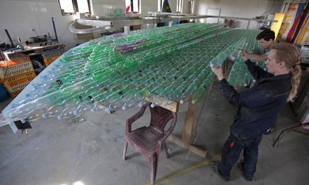 Tipii au construit o barcă de sticle de plastic și au făcut o călătorie