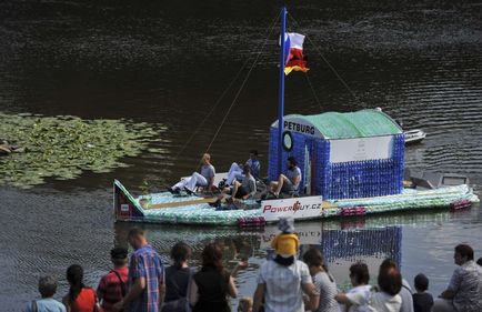 Tipii au construit o barcă de sticle de plastic și au făcut o călătorie