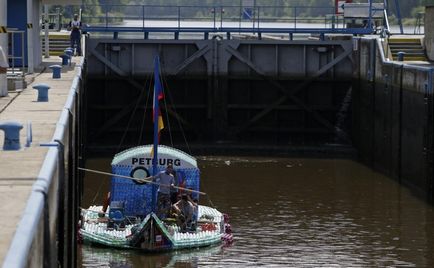 Tipii au construit o barcă de sticle de plastic și au făcut o călătorie