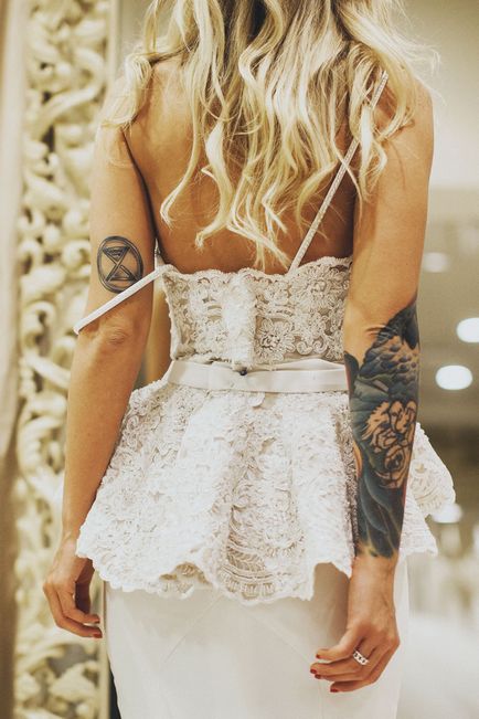 Рита дакота вибирає ідеальне плаття для весілля · w