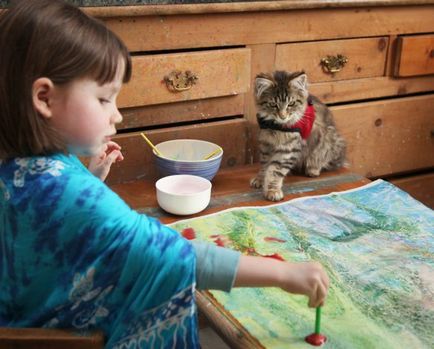 Ru atinge imagini ale copiilor care se joacă cu pisici