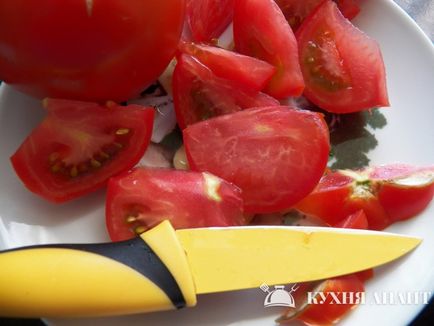 Салат з помідорів, огірків, зелених перців, різної зелені і ріпчастою цибулею (річний, єреванський,