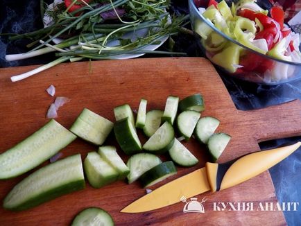 Salata din roșii, castraveți, ardei verzi, diferite verdețuri și ceapă (vara, Yerevan,