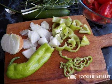 Салата от домати, краставици, зелени чушки, различни зеленчуци и лук (година, Ереван,