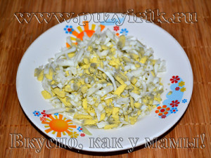 Saláta sajttal, a sárgarépa és a tojás - egy recept lépésről lépésre fotók